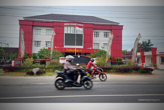 JALAN COR: Jalan depan Kantor BPKAD Blora ramai pengendara melintas. Jalan ini sudah dibeton, dibangun dengan dana pinjaman Bank Jateng. (Lukman Hakim/RDR.BLORA)