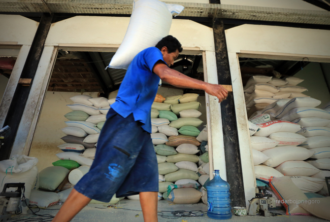 BAHAN POKOK: Aktivitas di Pasar Beras Banjarejo. Saat ini harga beras medium naik. Diprediksi turun April nanti. (YUAN EDO/RDR.BJN)