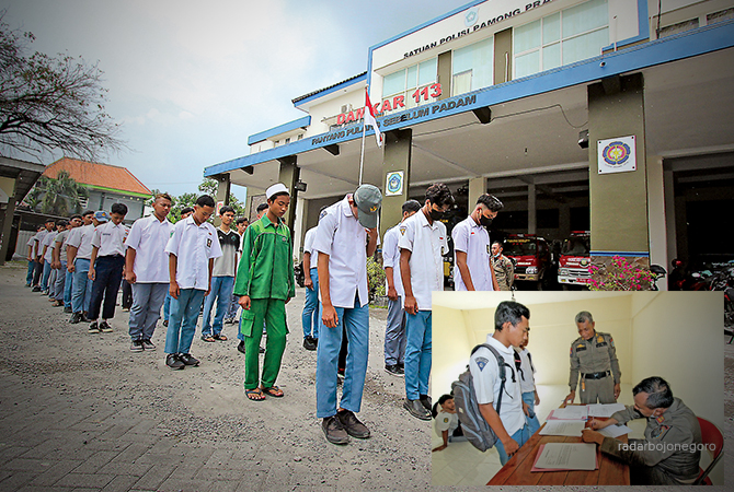 DIBERI PEMBINAAN: Pelajar SMP, SMA, dan SMK yang tertangkap razia kasih sayang petugas Satpol PP Lamongan, kemarin (16/1). (ANJAR DWI PRADIPTA/RDR.LMG)