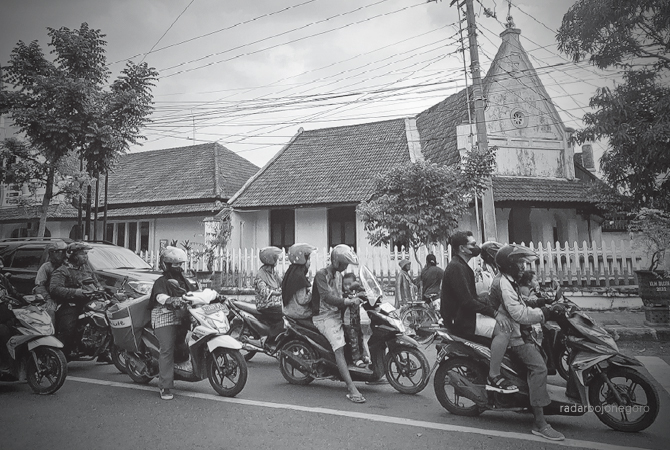 BANGUNAN TUA: Gedung dengan arsitektur Eropa ini masih utuh di kawasan Cepu, Blora. Cepu menjadi pusat ekonomi dan budaya berbatasan dengan Bojonegoro. (Lukman Hakim/RDR.BLORA)