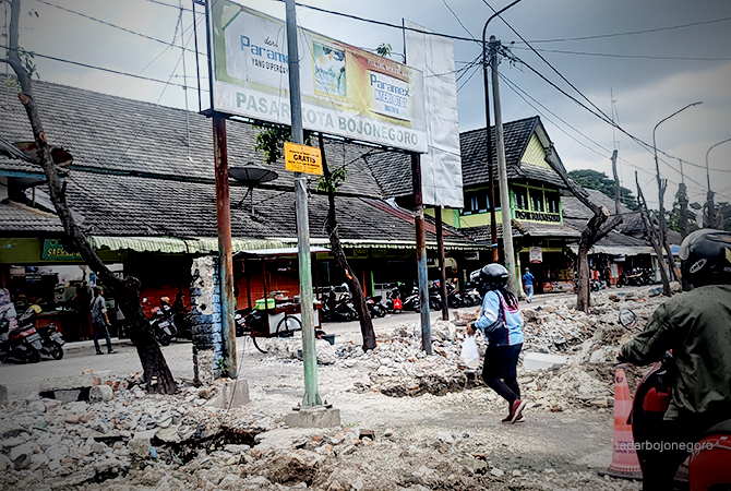 PERSULIT AKSES: Material drainase dibiarkan berserakan tanpa ada kejelasan. DPRD meminta dinas cipta karya bertindak. (DHANI WAHYU ALFIANSYAH/RDR.BJN)