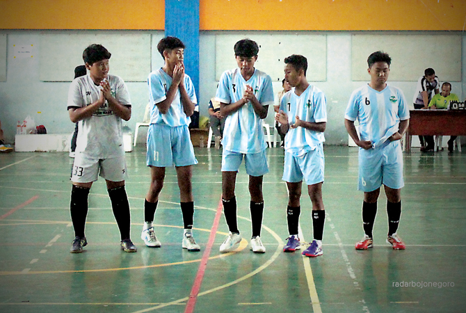 LOLOS KE BABAK 16 BESAR: Tim MTsN 1 Lamongan menjaga asa untuk meraih prestasi maksimal di turnamen Piala Bupati 2023. (ANJAR DWI PRADIPTA/RDR.LMG)