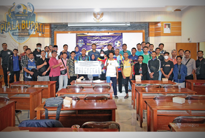 SIAP MENJAGA SPORTIVITAS: Ketua Panitia Turnamen Futsal Arya Nata Kesuma berfoto bersama perwakilan tim futsal jenjang SMP/ MTs usai melakukan ikrar bersama dalam menjaga sportivitas dalam technical meeting, kemarin (20/1). (ANJAR DWI PRADIPTA/RDR.LMG)