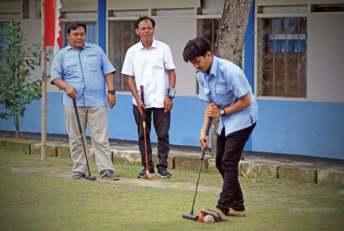Pemain gateball saat bermain di lapangan Perum Jasa Tirta Bojonegoro. Lapangannya sederhana dan menjadi olahraga yang fun. (YUAN EDO/RDR.BJN)