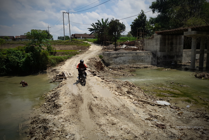 AKSES DESA: Pembangunan Jembatan Glingsem penghubung Desa Papringan dengan Desa Soko tahap pengecoran. (DEWI SAFITRI/RDR.BJN)