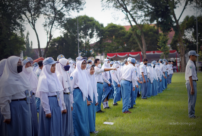EDUKASI: Siswa-siswi saat mengikuti upacara di Alun-Alun Bojonegoro. Keberadaan guru BK di pendidikan dasar ternyata belum memadai. (M. IRVAN ROMADHON/RDR.BJN)