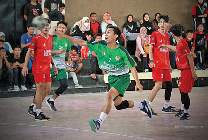 OLAHRAGA: Atlet bola tangan saat bertanding. KONI Bojonegoro belum mengetahui anggaran tahun ini. (IRVAN RAMADHAN/RDR.BJN)