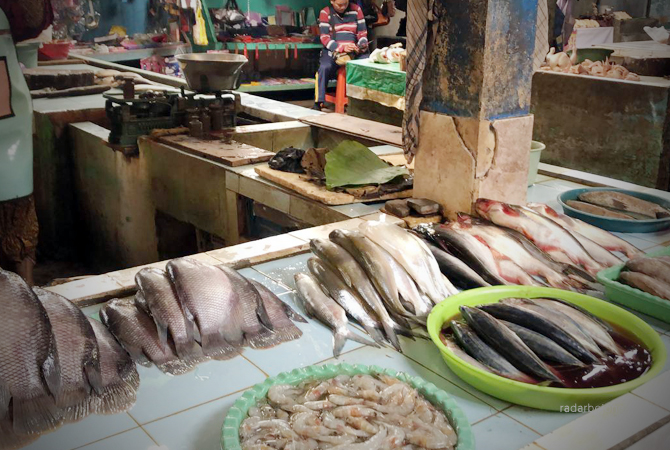STOK MINIM: Pedagang ikan laut di Pasar Kota Bojonegoro. Harga ikan laut mulai naik dampak stok menipis. (BHAGAS DANI PURWOKO/RDR.BJN)