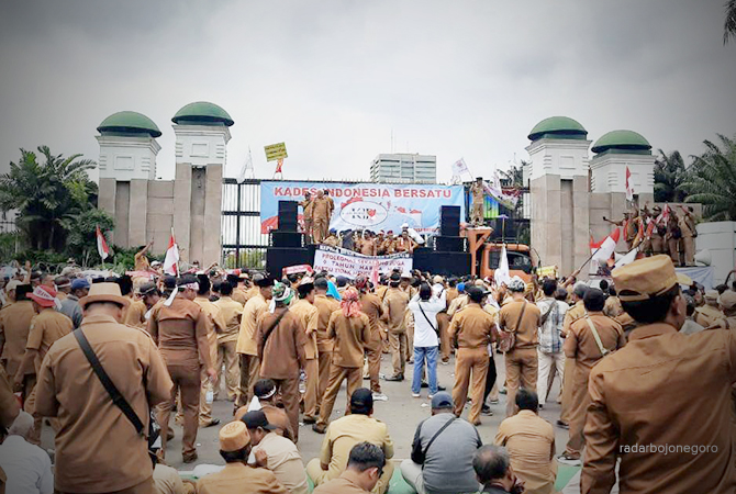 TUNTUT REVISI UU DESA: Para Kades Blora ikut demonstrasi di depan gedung DPR RI kemarin. Menuntut revisi UU Desa, tentang masa jabatan kades dalam satu periode. (ARYA FOR RADAR BLORA)