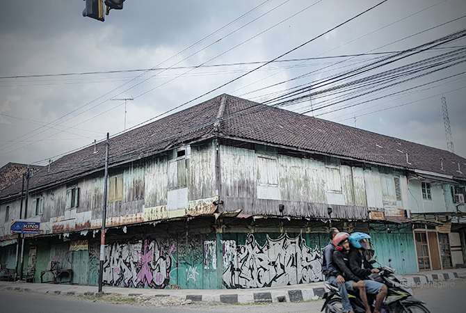 SARAT SEJARAH: Rumah dan bangunan tua di Desa/Kecamatan Padangan, cukup banyak. Hingga saat ini masih kokoh berdiri. (DHANI WAHYU ALFIANSYAH/RDR.BJN)