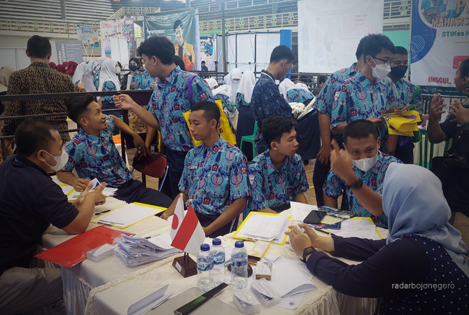 PAMERAN KAMPUS: Para pelajar antre di beberapa stan kampus mendaptkan informasi perkuliahan. (Lukman hakim/RDR.BLORA)
