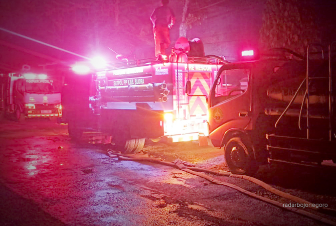 JINAKKAN API: Petugas damkar memadamkan api yang melalap rumah milik Edi Mulyono kemarin dinihari. (RAHUL OSCARRA DUTTA/RDR.BLORA)