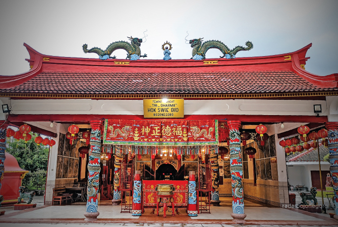 HARI RAYA: Suasana Kelenteng Hok Swie Bio tampak teduh kemarin sore. Sembahyang Imlek mulai berlangsung nanti malam. (DHANI WAHYU ALFIANSYAH/RDR.BJN)