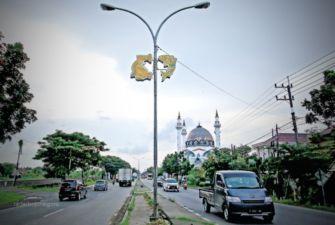 JALUR PADAT: Satlantas Polres Lamongan memperkirakan terjadi peningkatan arus lalin di sejumlah ruas jalan di Lamongan. (ANJAR DWI PRADIPTA/RDR.LMG)