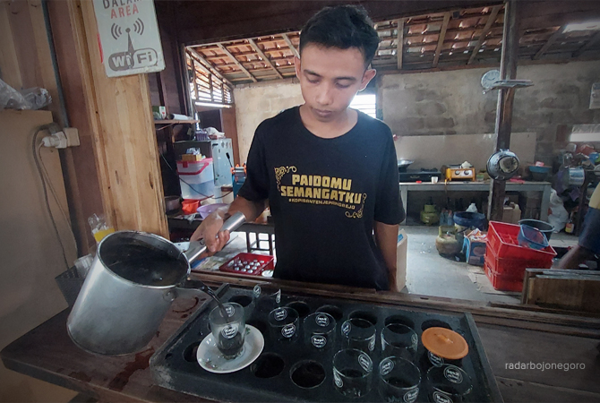 MINUMAN KHAS: Kopi santan di Blora ini cukup ramai. BPPKAD Blora memastikan pajak restoran 2022 tembus Rp 5 miliar, melebihi target. (LUKMAN HAKIM/RDR.BJN)