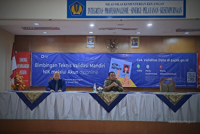 BERI PENJELASAN: Qomaruddin (kanan) didampingi Agung Istiyadi dalam penyampaian materi. (IST/RDR.BJN)