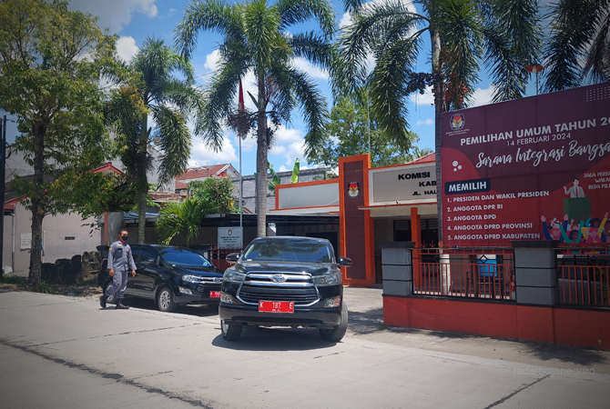 PERSIAPAN PEMILU: Satpam mengarahkan mobil pelat merah keluar dari kantor KPU Blora. (LUKMAN HAKIM/RDR.BJN)