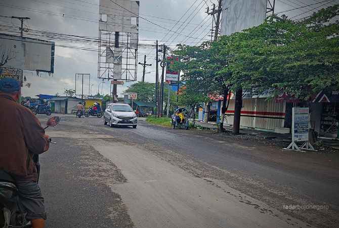 PUSAT KERAMAIAN: Kendaraan antre melintas di lampu merah Pertigaan By Pass Arah Terminal Cepu. (Lukman Hakim/RDR.BLORA)