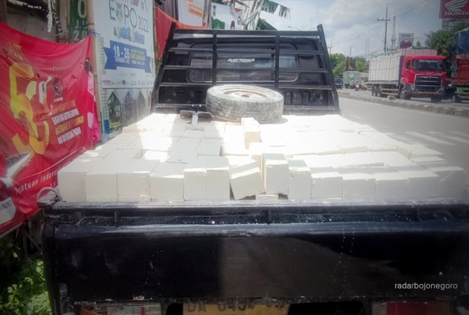 BARANG BUKTI: Mobil yang menabrak bocah berusia 6 tahun di Kecamatan Kalitengah kemarin. (ISTIMEWA FOR RDR.LMG)