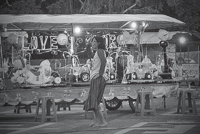 JUJUGAN WARGA: Pedagang memasang lapak-lapak PKL di Alun-Alun Blora kemarin. Berjualan sejak sore hingga malam. (Rahul Oscarra Duta/RDR.BLORA)