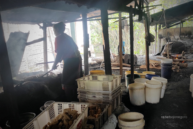 INDUSTRI RUMAHAN: Seorang warga memproduksi tahu di Desa Kuncen, Kecamatan Padangan. Rerata pengelolaan limbah berlum tertata. (DHANI WAHYU A/RDR.BJN)
