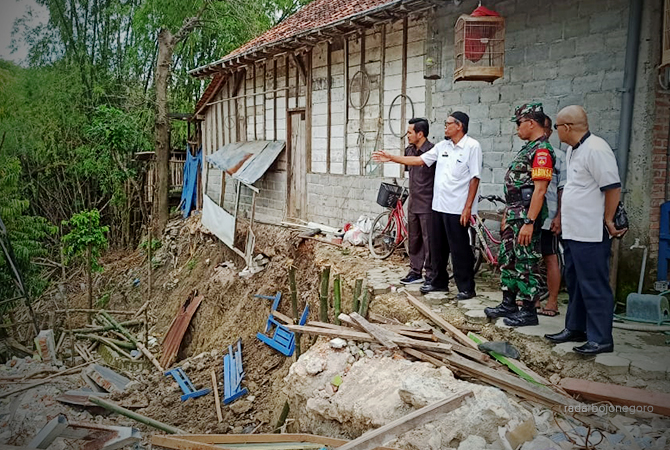 MENGKHAWATIRKAN: Rumah warga yang terdampak longsor Sungai Lusi di Kelurhan Mlangsen. (Rahul Oscarra Duta/RDR.BLORA)