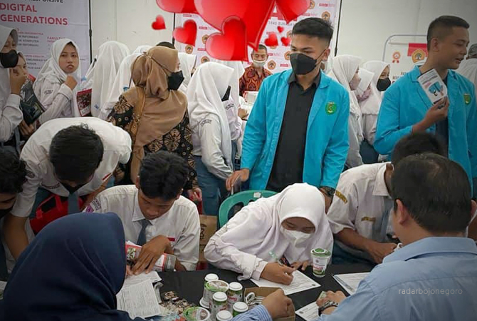 BERDESAKAN: Para siswa mendatangi expo campus kemarin. Kampus-kampus mulai berburu calon mahasiswa baru. (ISTIMEWA FOR RDR.BJN)