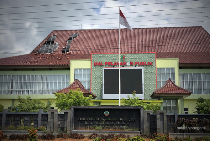 DILIBAS ANGIN: Genteng dan plafon ambrol berpengaruh aktivitas kantor disdukcapil dan dinas PMPTSP MPP Blora terkendala. (RAHUL OSCARRA/RDR.BJN)