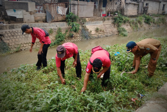 TURUN LANGSUNG: Wakil Ketua II DPRD Lamongan Darwoto saat membersihkan kali asinan bersama kader dan masyarakat. (ISTIMEWA FOR RDR.LMG)