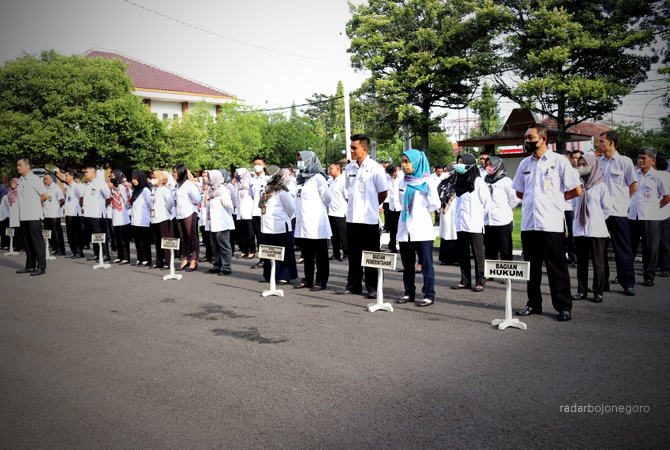 BERI ARAHAN KINERJA: Seluruh OPD dan camat dikumpulkan apel di halaman Bupati. (Lukman hakim/RDR.BLORA)