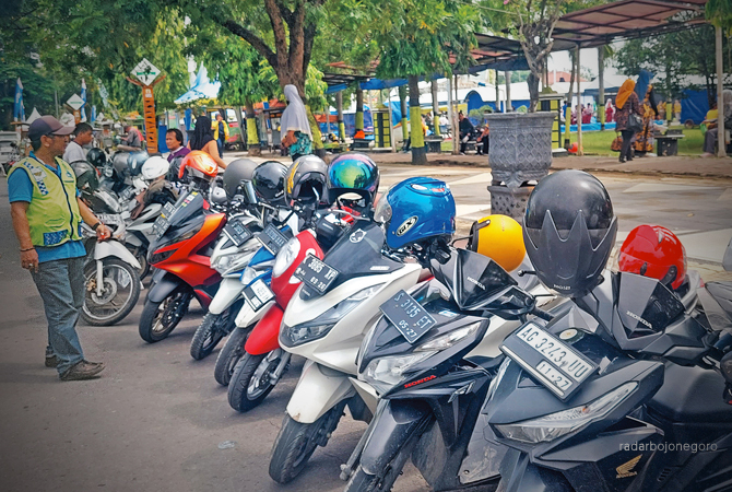 PENDAPATAN: Salah satu titik parkir di Blora. Tahun ini pendapatan parkir ditarget mencapai Rp 1 miliar, (LUKMAN HAKIM/RDR.BLORA)