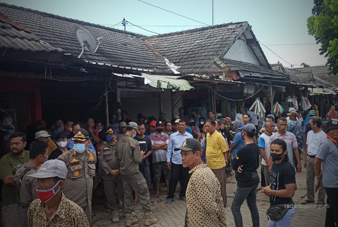 Pedagang Pasar Kota kemarin siang beramai-ramai hentikan atap pasar dijebol. Akhirnya dipasang kembali. (KHORIJ ZAENAL A./RDR.BJN)