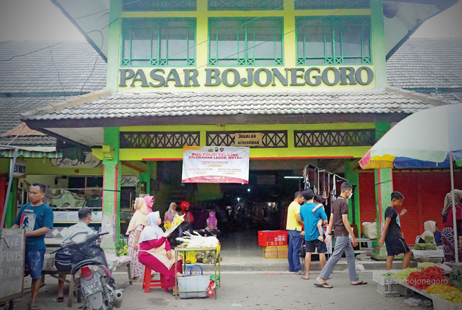 PUNYA HISTORIS: Pedagang lesehan berjualan ketika sore di Pasar Kota. DPRD meminta kejelasan pemkab atas kebijakan terhadap pedagang. (YUAN EDO/RDR.BJN)