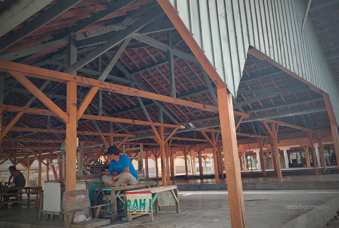 CEGAH PMK: Pasar hewan di Kelurahan Karangjati tampak sepi. hanya aktivitas pedagang warung kopi. Biasanya ramai jual beli sapi pada hari pasaran pon dalam kalender jawa. (LUKMAN HAKIM/RDR.BJN)