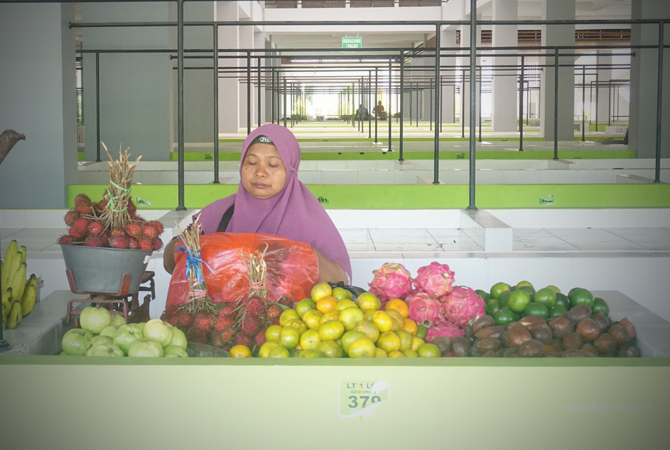 SEPI JUAL BELI: Lapak-lapak pedagang di Pasar Wisata tampak melompong. Transaksi masih sepi. Sementara Pasar Kota mulai dipasang larangan bongkar muat. (YUAN EDO/RDR.BJN)