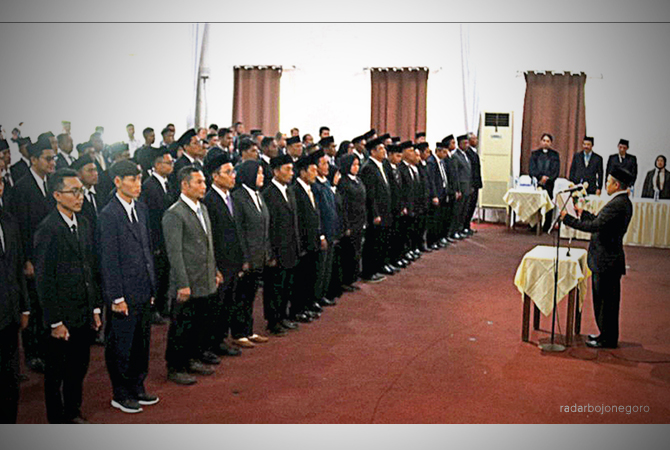 PETUGAS PEMILU: Para PPK yang dilantik kemarin. Ternyata ada 8 ASN dan 10 perangkat desa jadi PPK. (Lukman Hakim/RDR.BLORA)