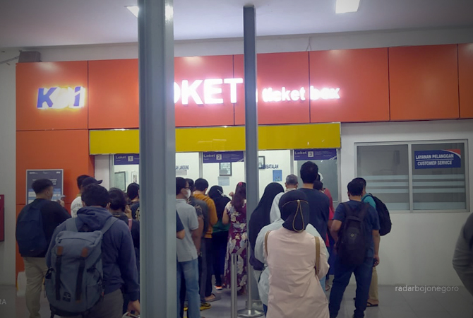 ARUS BALIK: Penumpang antre kembalikan tiket sejak Minggu (1/1) malam seiring kereta berubah jadwal berangkat imbas banjir Semarang. (MOHAMMAD YUSUF PURWANTO/RDR.BJN)