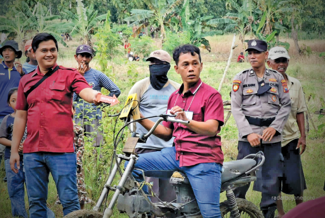 MASIH MISTERIUS: Pemeran pengganti rekonstruksi pembunuhan warga Desa Dateng Patolah, 60, melakukan 12 adegan. (Istimewa For RDR.LMG)