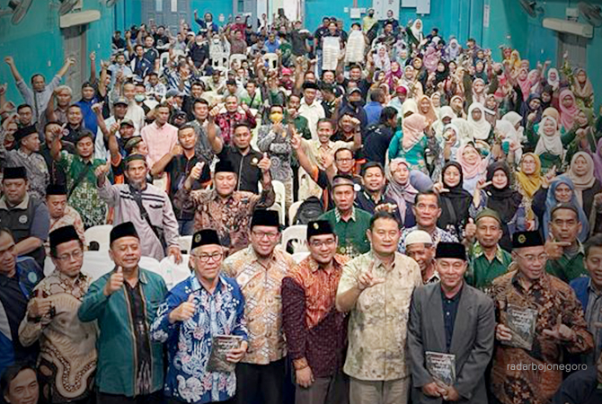 FOTO BERSAMA: Bupati Lamongan, Yuhronur Efendi, bersama para perantau asal Lamongan yang bekerja di Malaysia. (PROKOPIM LAMONGAN FOR RDR.LMG)