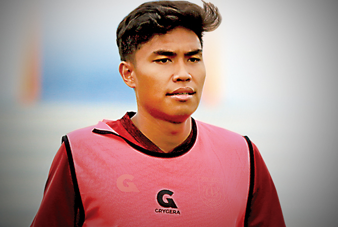 AKHIRI KERJA SAMA DENGAN PERSELA: Bek Ahmad Rusadi sudah pamitan ke manajemen untuk mengakhiri kontraknya di Persela. (ANJAR DWI PRADIPTA/RDR.LMG)