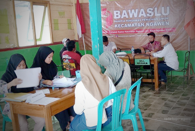 PENGAWAS PEMILU: Suasana pendaftaran PKD di Kecamatan Ngawen. Pendaftar perempuan antusias menyerahkan berkas administrasi. (Rahul Oscarra Duta/RDR.BLORA)