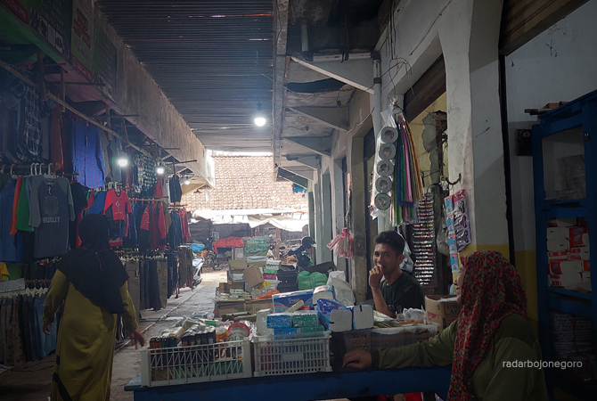BUTUH PERBAIKAN: Pedagang perkakas aluminium dan plastik melayani pelanggan di kios Blok G Pasar Plaza Cepu kemarin. (LUKMAN HAKIM/RDR.BJN)