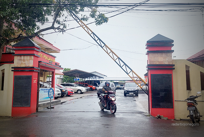 BAKAL DIBANGUN: Kendaraan tampak keluar masuk pintu samping Polres Blora. (Lukman Hakim/RDR.BLORA)
