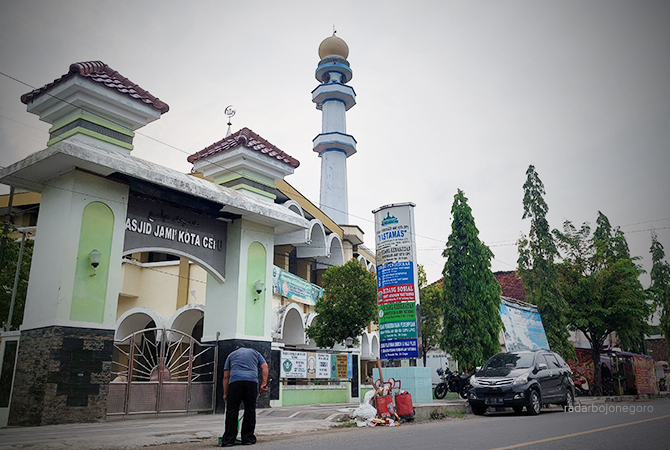 PUSAT PENDIDIKAN” Masjid Jami’ Kota Cepu tampak kokoh beridiri di Jalan Pemuda Cepu. Masjid ini melintas zaman sejak kolonialisme. (LUKMAN HAKIM/RDR.BLORA)