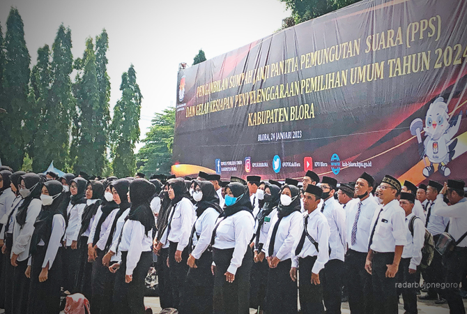 DILANTIK: Para PPS saat pelantikan di Alun-Alun Blora kemarin. (Rahul Oscarra Duta/RDR.BLORA)
