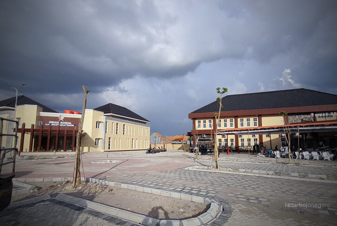 MENDUNG: Langit gelap menandakan hujan turun di kawasan kantor dinsos dan dinkes. BPBD ingatkan warga siaga selama musim hujan. (BHAGAS DANI PURWOKO/RDR.BJN)