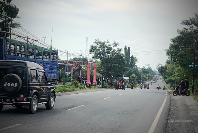 CUACA: Jalan menuju Kecamatan Jepon terlihat menurun ke dataran rendah. Wilayah ini rentan banjir bandang dan angin kencang. (RAHUL OSCARRA DUTA/RDR.BLORA)