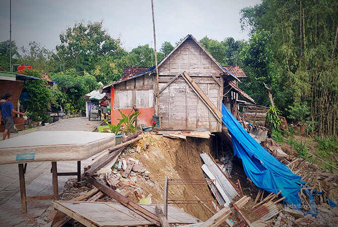 MENGKHAWATIRKAN: Satu rumah dalam kondisi menghawatirkan akibat longsor kali lusi di Kelurahan Mlangsen. (Lukman Hakim/RDR.BLORA)
