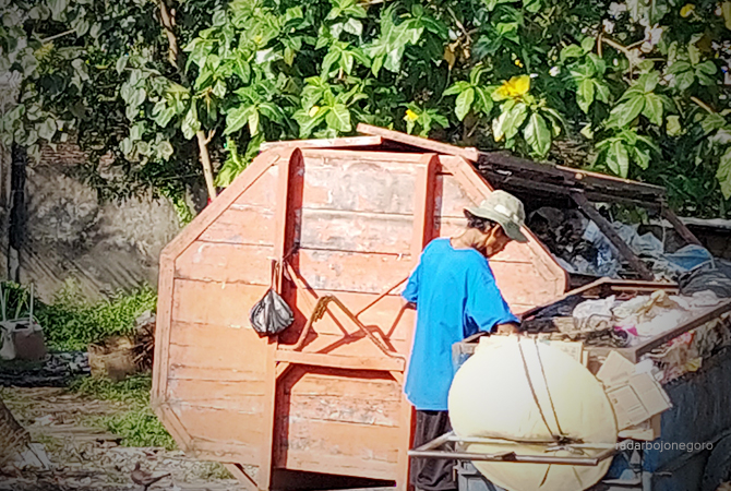 PRIORITAS KEBERSIHAN: Warga tengah membuang sampah di TPS Balun Kecamatan Cepu. TPS 3R dibangun di Desa Jetak Wanger, Kecamatan Ngawe. (Lukman Hakim/RDR.BLORA)