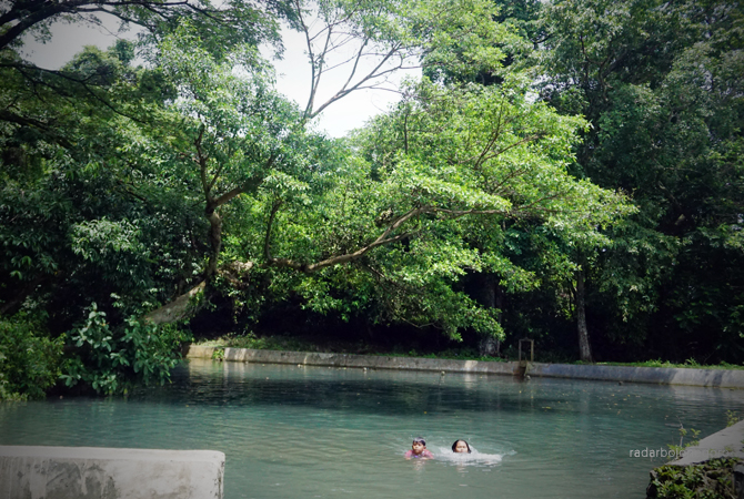 BUTUH SENTUHAN: Anak-anak sedang berenang di Sumber Ubalan, Desa Suko, Kecamatan Tamayang kemarin (29/1), pemdes setempat butuh sentuhan untuk mengembangkan menjadi objek wisata. (YUAN EDO/RDR.BJN)